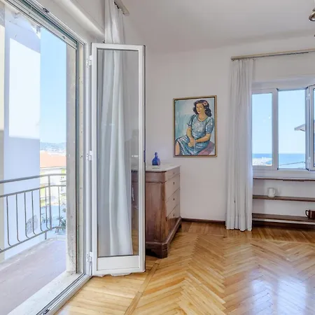 Apartman 4 Bedroom Awesome In Imperia