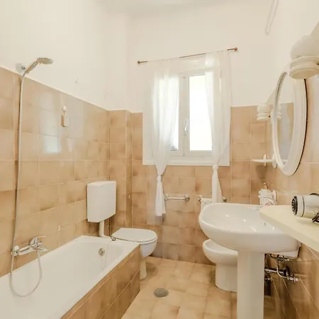 4 Bedroom Awesome In Apartment *