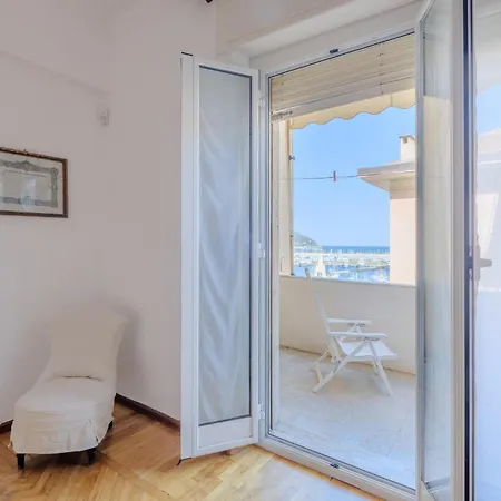 アパート 4 Bedroom Awesome In