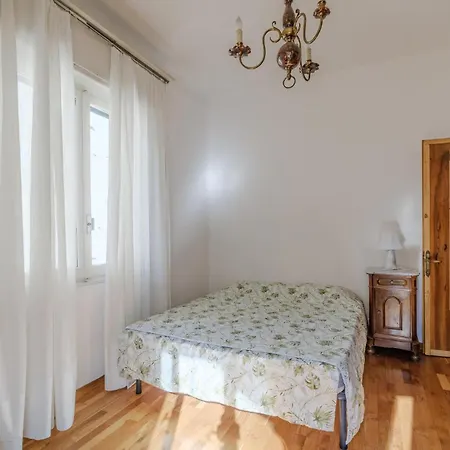 Apartment 4 Bedroom Awesome In