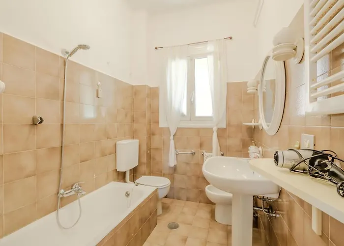 4 Bedroom Awesome In Apartment *